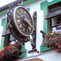 Klok boven pub in Dingle